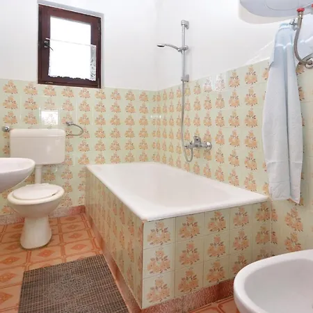 Feriehus Five-bedroom Holiday In Posedarje-podgradina