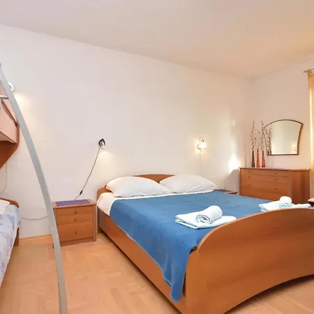 Feriehus Five-bedroom Holiday In Posedarje-podgradina