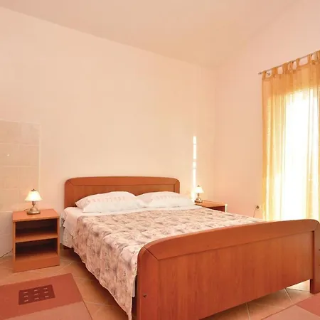 Feriehus Five-bedroom Holiday In Posedarje-podgradina *