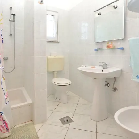 Five-bedroom Holiday In Posedarje-podgradina Feriehus